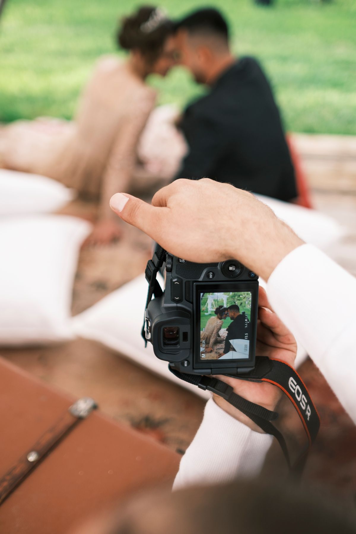 Photographe capturant un couple en extérieur