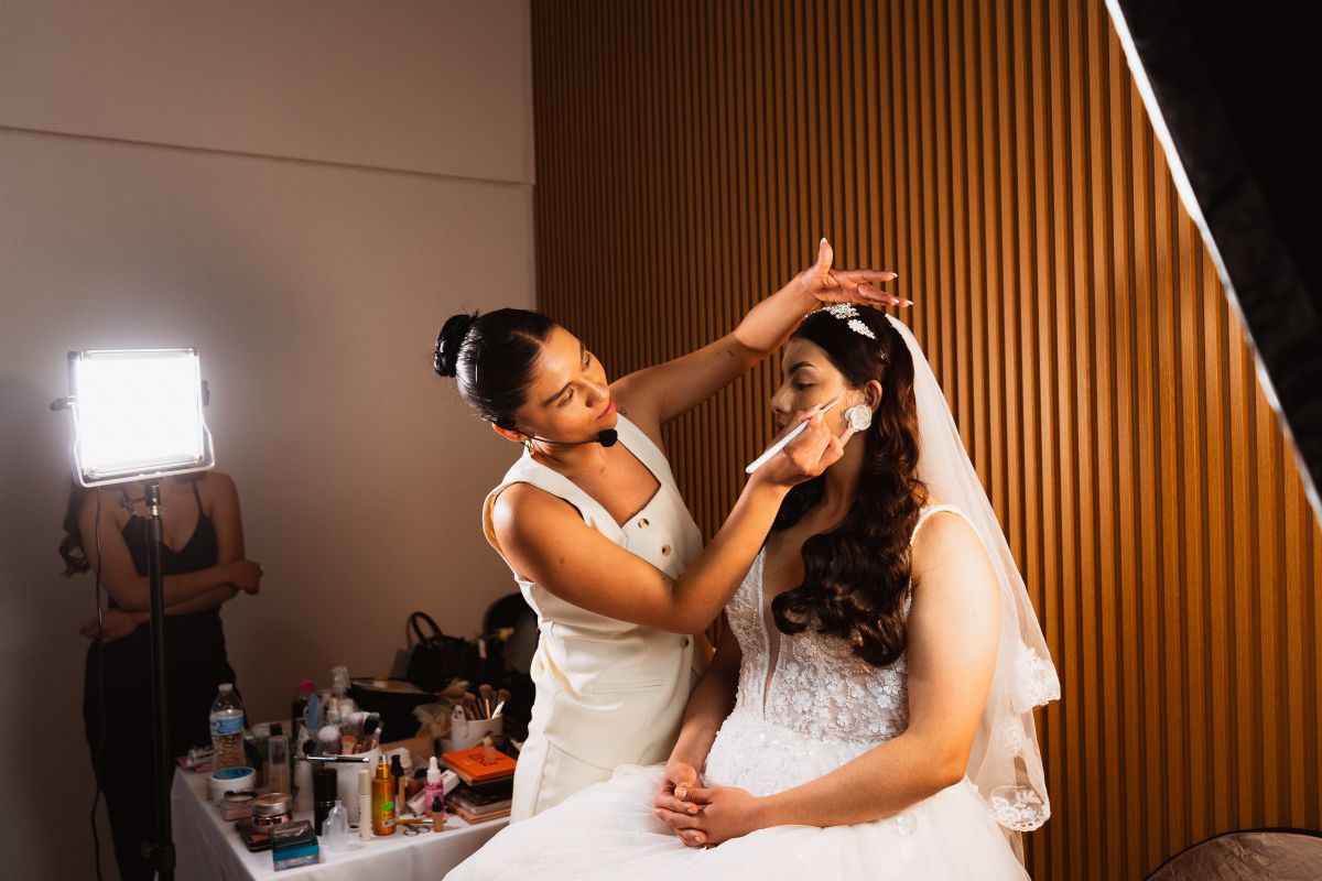 Mariée se faisant maquiller pour son mariage