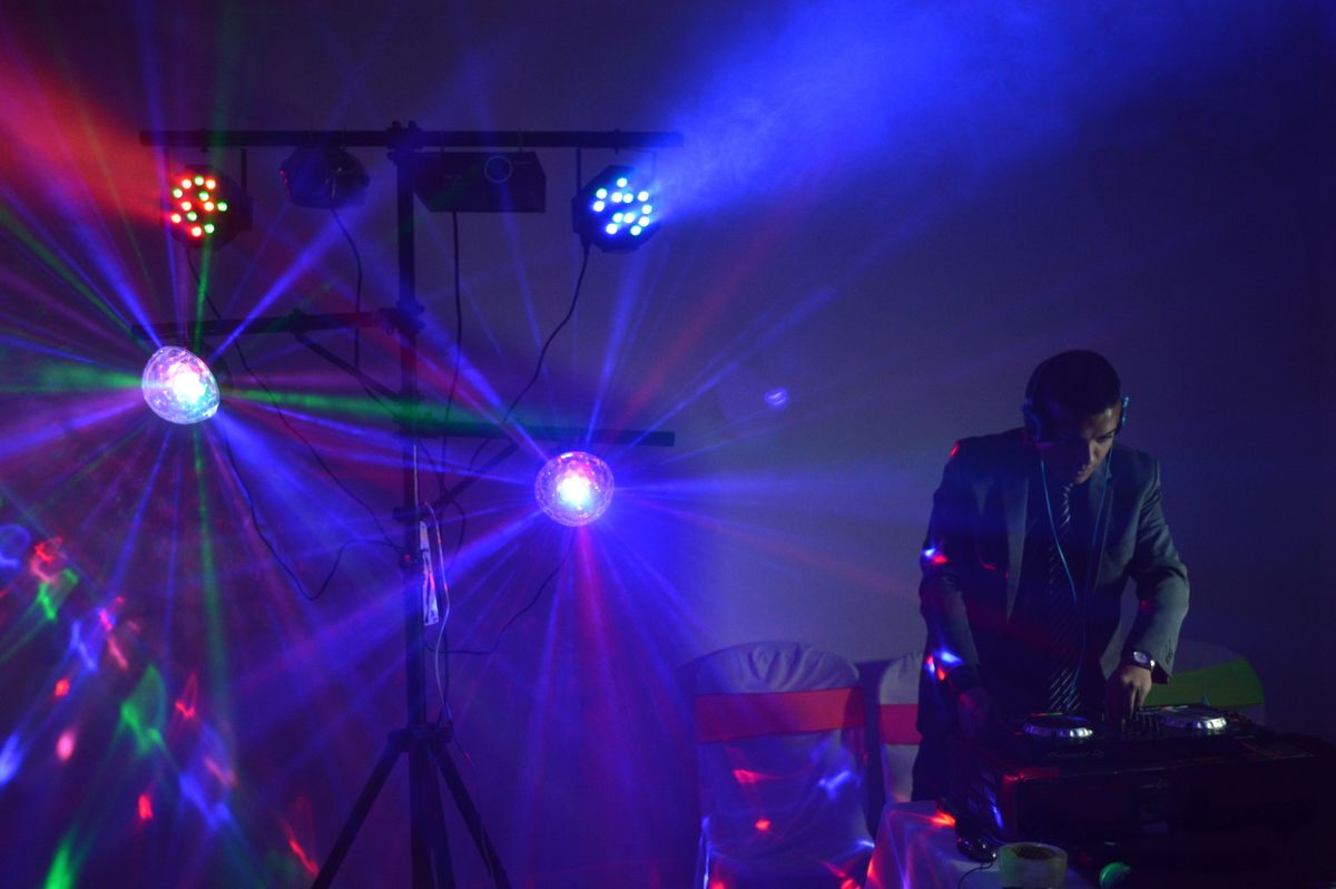 DJ avec lumières colorées lors d'une soirée