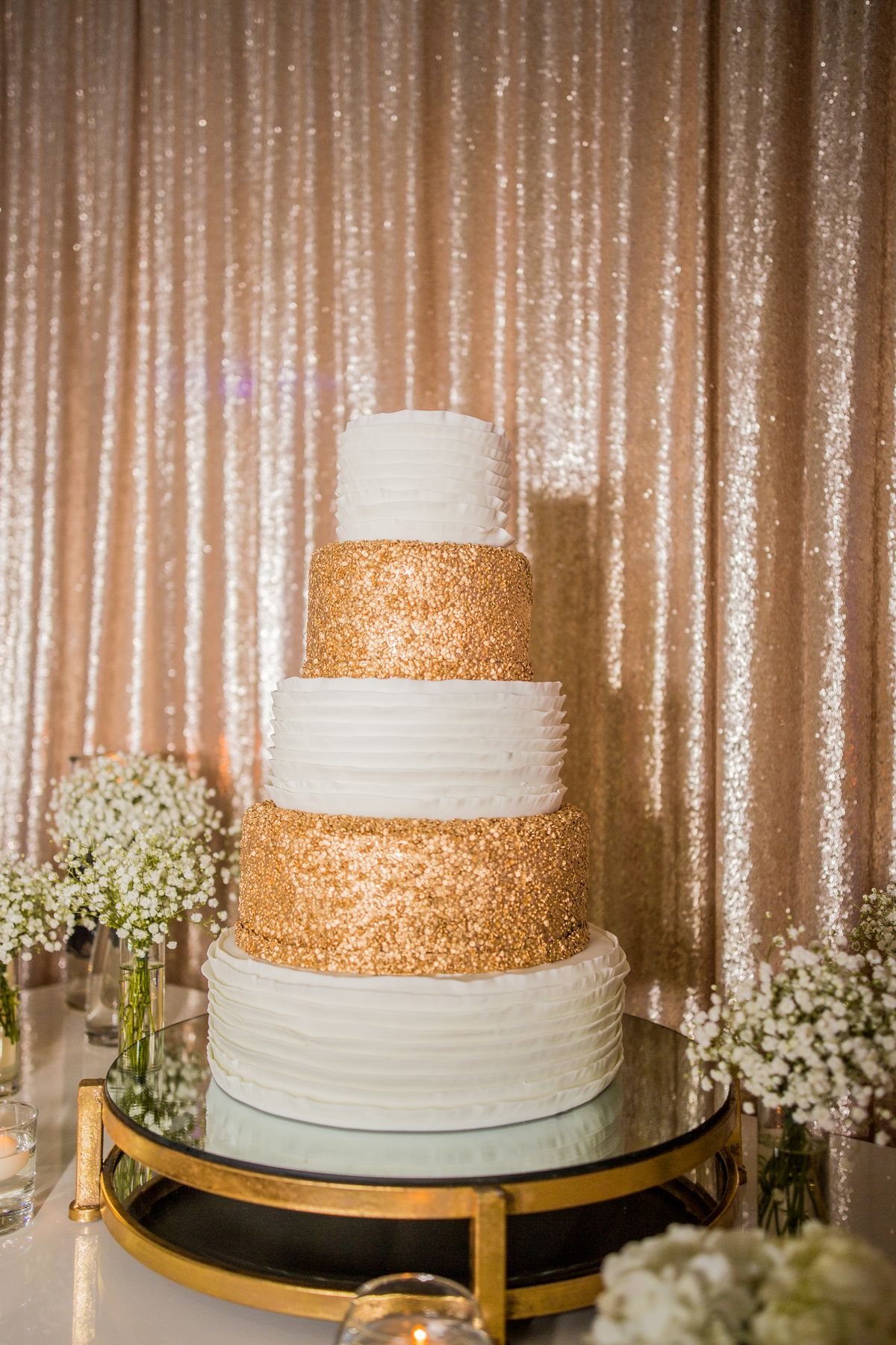 Gâteau de mariage blanc et doré à étages