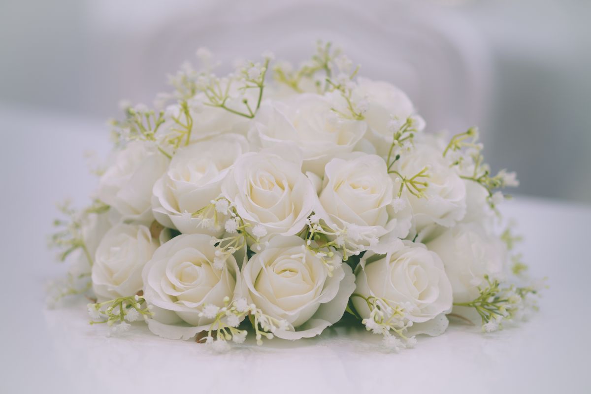 Bouquet de roses blanches et verdure délicate